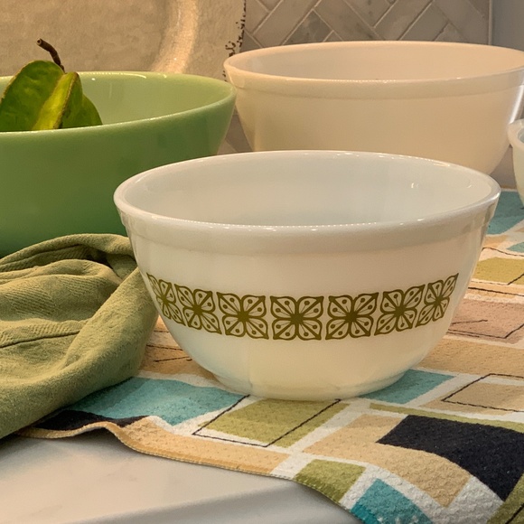 Vtg. Pyrex 1.5 qt Bowl, Autumn Floral (Verde) + NEW Retro Avocado Potholder - Picture 10 of 16
